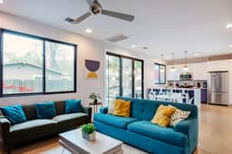 Chic 2BR House – Walk to Downtown & Rainey St.
