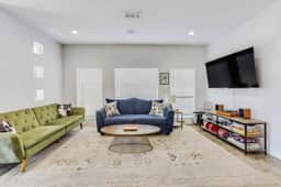 Modern Stylish Home - Near E. 6th St & Downtown