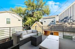 Modern Stylish Home - Near E. 6th St & Downtown
