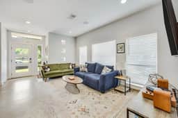 Modern Stylish Home - Near E. 6th St & Downtown
