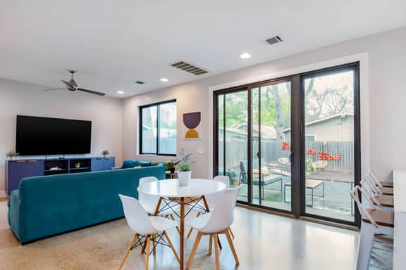 Chic 2BR House – Walk to Downtown & Rainey St.