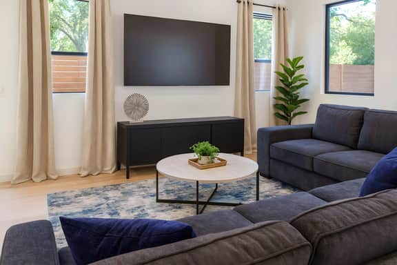 Designer Living in Holly Street | 3BR with Yard