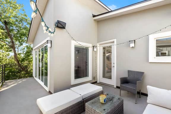 Modern Stylish Home - Near E. 6th St & Downtown