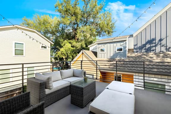 Modern Stylish Home - Near E. 6th St & Downtown