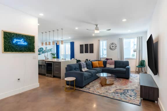 Huge 5BR Gem w/ Hot Tub - Near Downtown, SXSW