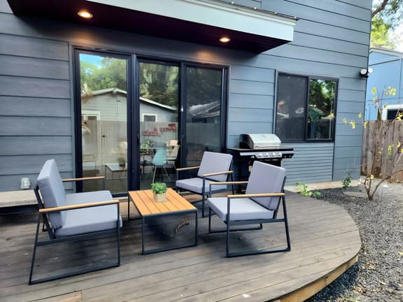 Chic 2BR House – Walk to Downtown & Rainey St.