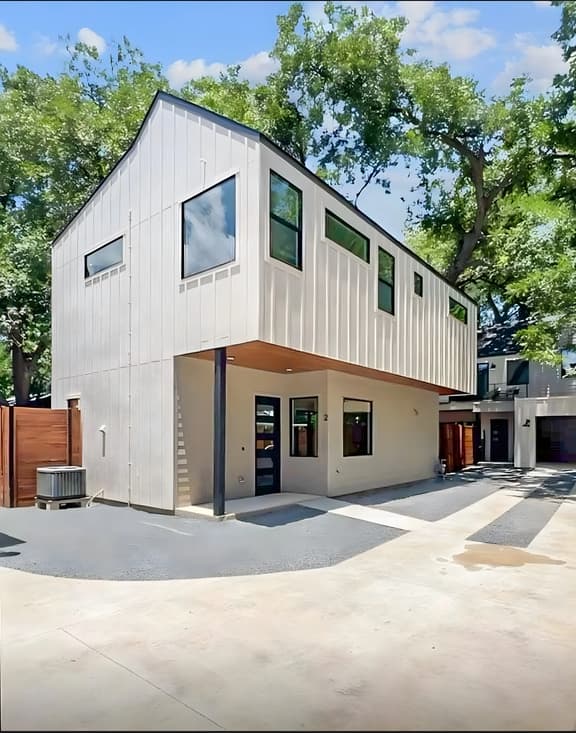 Designer Living in Holly Street | 3BR with Yard