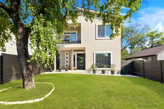Modern Stylish Home - Near E. 6th St & Downtown