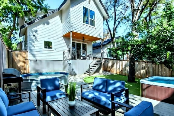 Light-Filled 4BR Retreat near East Side Hotspots