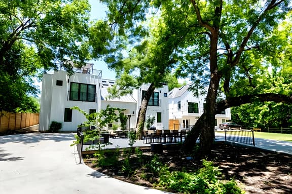 Huge 5BR Gem w/ Hot Tub - Near Downtown, SXSW